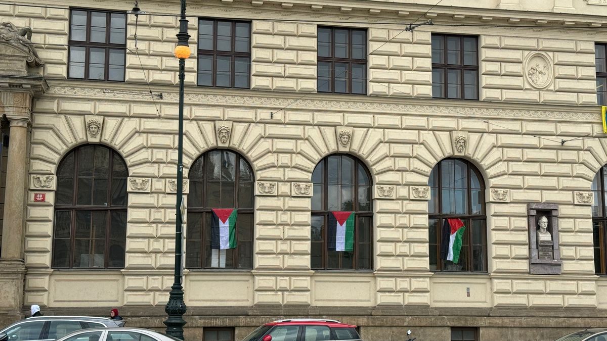 Studenti UMPRUM vyvěsili na budově palestinské vlajky. Sundejte to, zasáhla škola